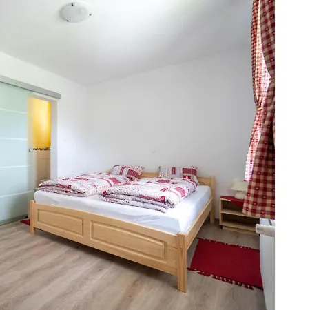 Gorski Biser Nastanitev v družini *